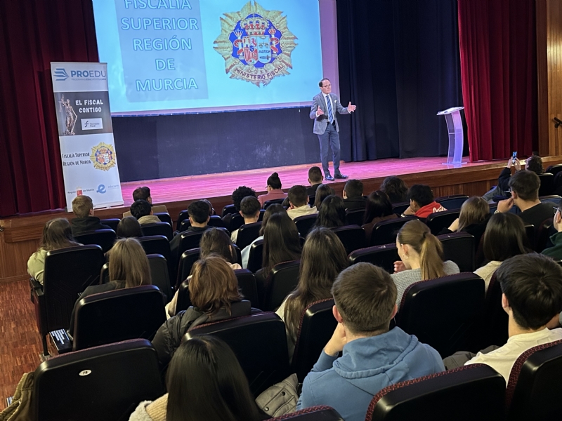 El Fiscal Superior de la Regin de Murcia, Jos Lus Daz Manzanera, imparte una charla a alumnos de los IES Prado Mayor y Juan de la Cierva en el marco del programa Educando en Justicia