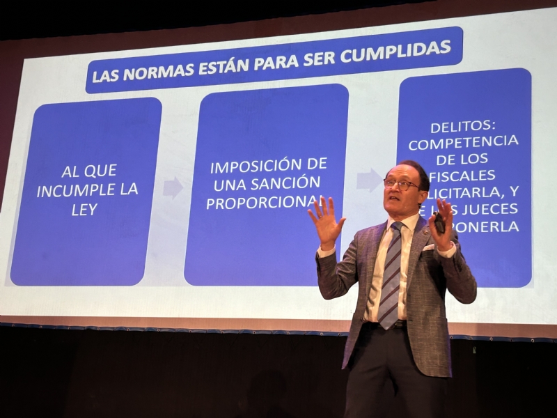 El Fiscal Superior de la Regin de Murcia, Jos Lus Daz Manzanera, imparte una charla a alumnos de los IES Prado Mayor y Juan de la Cierva en el marco del programa Educando en Justicia