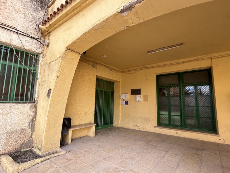 Se clausuran las alas sur y oeste del edificio del antiguo instituto Juan de la Cierva y Codorníu, en la avenida de Lorca, por riesgo de derrumbe