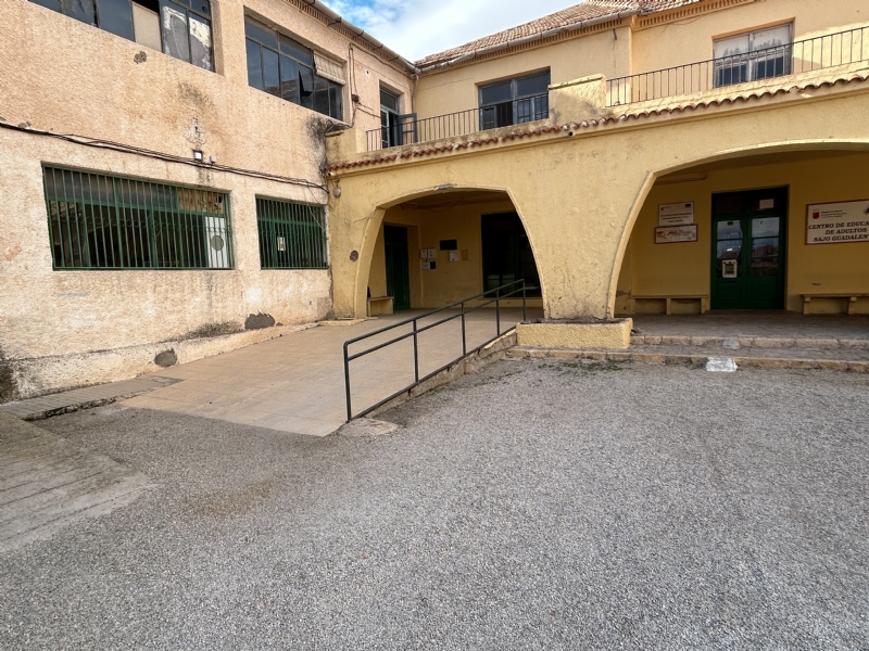 Se clausuran las alas sur y oeste del edificio del antiguo instituto Juan de la Cierva y Codorníu, en la avenida de Lorca, por riesgo de derrumbe