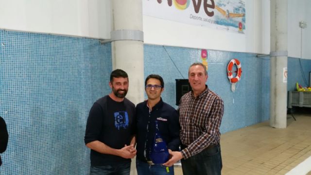 La Concejalía de Deportes reconoce la labor solidaria de los nadadores totaneros que recorrieron el pasado verano las aguas del Estrecho de Gibraltar 