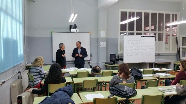 El alcalde se reúne con el claustro del Centro de Educación de Adultos del Bajo Guadalentín para solidarizarse con sus reivindicaciones de mantenimiento de los servicios públicos educativos