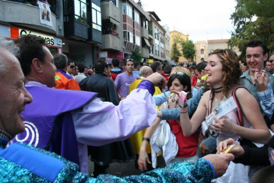 MILES DE PERSONAS DISFRUTAN DE LA MSICA Y AMBIENTE DE LA FIESTA SARDINERA EN LAS CALLES DE TOTANA, DESDE DONDE PARTIR ESTE AO LA SARDINA AL ENTIERRO DE LAS FIESTAS DE PRIMAVERA