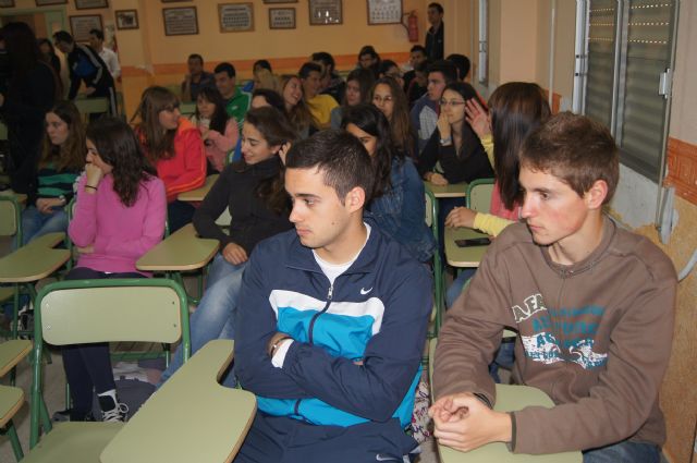 MÁS DE 200 ESCOLARES DE CENTROS DE ENSEÑANZA DE TOTANA PARTICIPAN EN LAS ACTIVIDADES ORGANIZADAS DENTRO DE LA CAMPAÑA "YO, CIUDADANO EUROPEO" PROMOVIDA POR LA COMUNIDAD AUTÓNOMA