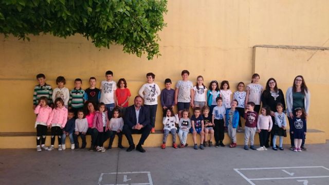 Una treintena de niños y niñas participan en la Escuela de Semana Santa "Holidays 3.0" que se celebrará en el CEIP "Santiago" durante estas vacaciones para promover la conciliación familiar