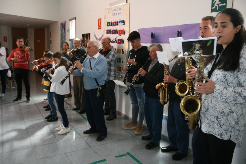 La Orquesta de La Dolorosa y la Banda de La Vernica ofrecen un concierto a los usuarios de los dos Centros de Da de Discapacidad de Totana con motivo de la Semana Santa