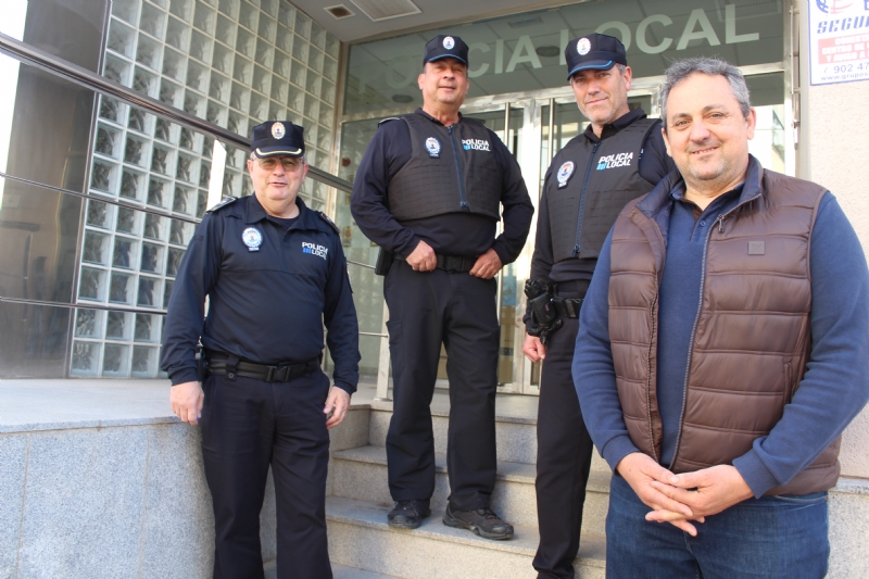 La Polica Local dispone ya de los 40 nuevos chalecos personales de proteccin antibalas y antipunzn