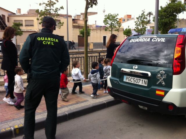 ALUMNOS DE LA ESCUELA INFANTIL MUNICIPAL "CLARA CAMPOAMOR" PARTICIPAN EN UNA JORNADA DE ACERCAMIENTO A LOS CUERPOS Y FUERZAS DE SEGURIDAD Y EMERGENCIAS