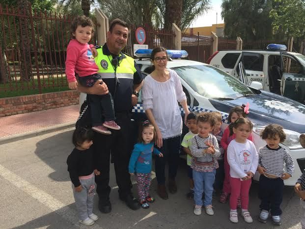 Alumnos de la Escuela Infantil "Clara Campoamor" participan en una actividad para acercar a los más pequeños a los vehículos de seguridad y emergencias