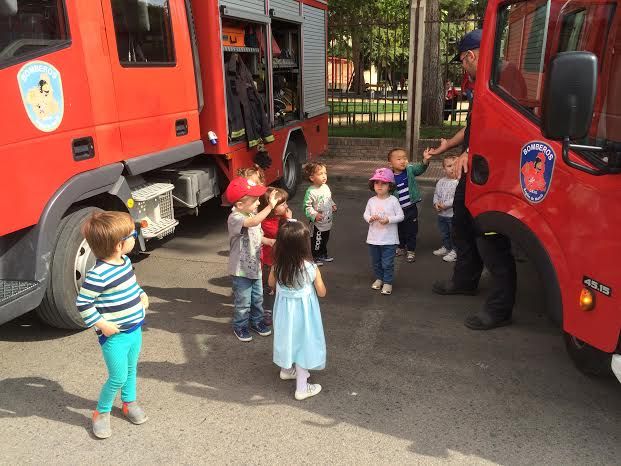 Alumnos de la Escuela Infantil "Clara Campoamor" participan en una actividad para acercar a los más pequeños a los vehículos de seguridad y emergencias