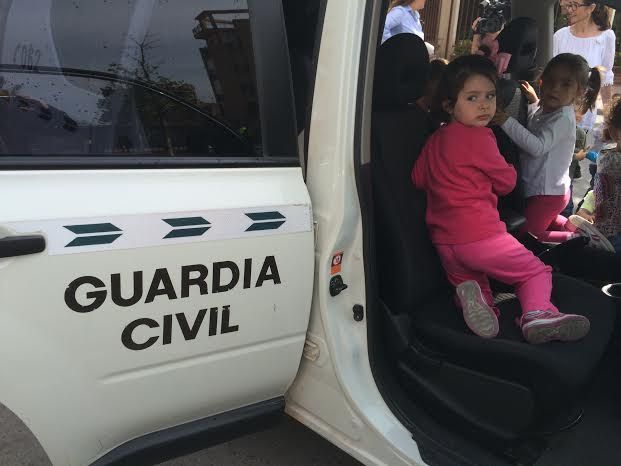 Alumnos de la Escuela Infantil "Clara Campoamor" participan en una actividad para acercar a los más pequeños a los vehículos de seguridad y emergencias