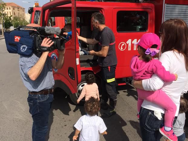 Alumnos de la Escuela Infantil "Clara Campoamor" participan en una actividad para acercar a los más pequeños a los vehículos de seguridad y emergencias