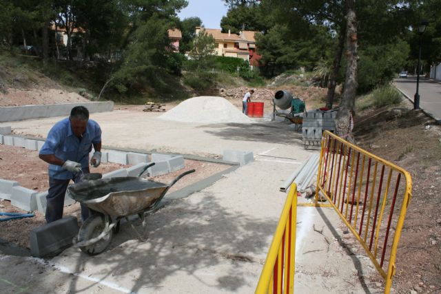 Infraestructuras est construyendo un rea de juegos infantiles en una parcela de propiedad municipal en la urbanizacin La Charca
