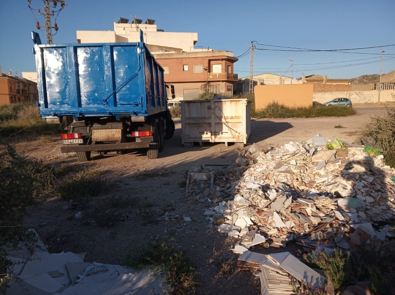 La Concejala de Servicios realiza trabajos de limpieza integral en diferentes espacios y vertederos incontrolados de la periferia, situados en los barrios de Triptolemos y San Jos, respectivamente