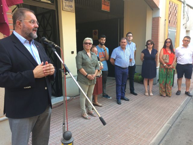 Vdeo. Totana realiza un homenaje a la figura del polifactico Fernando Navarro coincidiendo con el 150 aniversario de su nacimiento descubriendo una placa conmemorativa