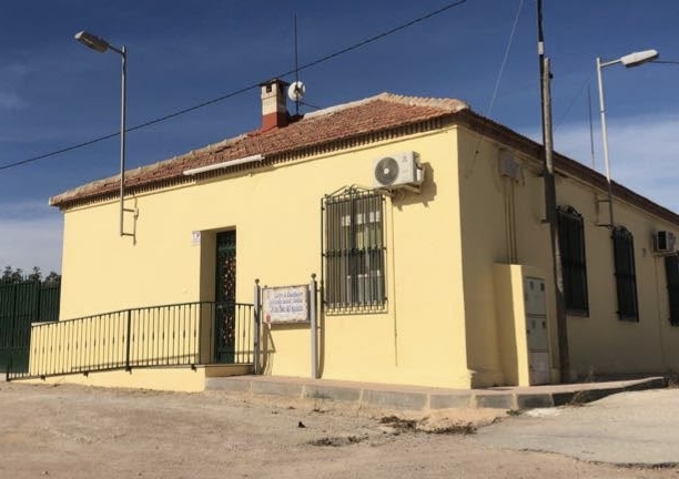 A partir de este lunes se traslada la Escuela Infantil Municipal "Nuestra Se&ntilde;ora del Rosario" del Paret&oacute;n al Centro Social "Juana Serrano" de esta pedan&iacute;a por el mal estado de la cubierta de la infraestructura educativa