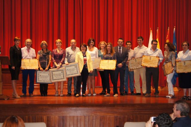 El Ayuntamiento entrega los reconocimientos a los colegios Santiago, Santa Eulalia y Tierno Galvn por sus aniversarios y la mencin honorfica especial a todos los centros educativos de la localidad
