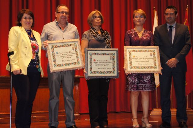 El Ayuntamiento entrega los reconocimientos a los colegios "Santiago", "Santa Eulalia" y "Tierno Galván" por sus aniversarios y la mención honorífica especial a todos los centros educativos de la localidad