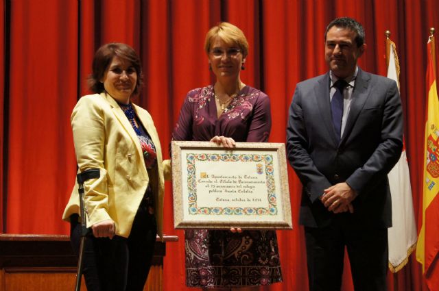 El Ayuntamiento entrega los reconocimientos a los colegios "Santiago", "Santa Eulalia" y "Tierno Galván" por sus aniversarios y la mención honorífica especial a todos los centros educativos de la localidad