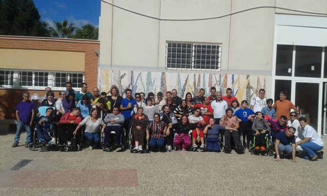 Usuarios del Centro de Da Jos Moya disfrutan de una jornada de convivencia con los usuarios del Centro de Da de personas con Discapacidad Intelectual de Mazarrn   