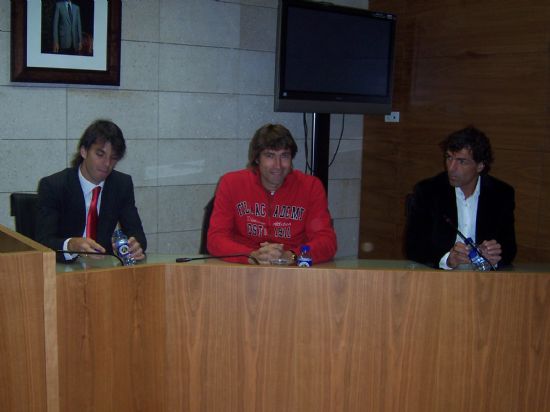 AUTORIDADES MUNICIPALES REALIZAN UNA RECEPCIN INSTITUCIONAL A DIVERSOS EXJUGADORES DEL F.C. BARCELONA CON MOTIVO DEL X ANIVERSARIO DE LA PEA BARCELONISTA DE TOTANA