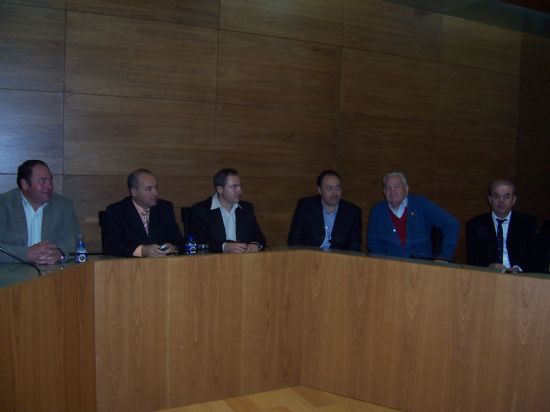 AUTORIDADES MUNICIPALES REALIZAN UNA RECEPCIN INSTITUCIONAL A DIVERSOS EXJUGADORES DEL F.C. BARCELONA CON MOTIVO DEL X ANIVERSARIO DE LA PEA BARCELONISTA DE TOTANA
