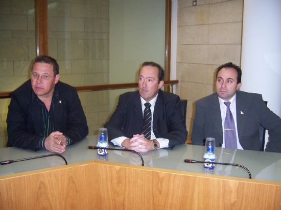 AUTORIDADES MUNICIPALES REALIZAN UNA RECEPCIN INSTITUCIONAL A DIVERSOS EXJUGADORES DEL F.C. BARCELONA CON MOTIVO DEL X ANIVERSARIO DE LA PEA BARCELONISTA DE TOTANA