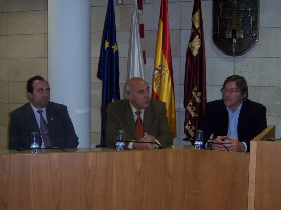 AUTORIDADES MUNICIPALES REALIZAN UNA RECEPCIN INSTITUCIONAL A DIVERSOS EXJUGADORES DEL F.C. BARCELONA CON MOTIVO DEL X ANIVERSARIO DE LA PEA BARCELONISTA DE TOTANA