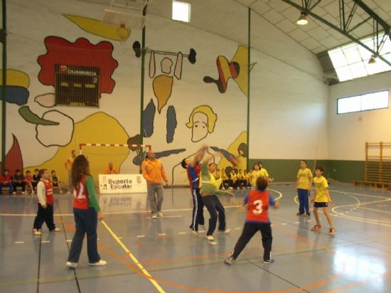 LA CONCEJALÍA DE DEPORTES ORGANIZA UNA JORNADA DE BALONCESTO ALEVÍN, ENMARCADA EN LOS JUEGOS ESCOLARES DEL PROGRAMA DE DEPORTE ESCOLAR, QUE CONTÓ CON LA PARTICIPACIÓN DE ESCOLARES DE PRIMARIA