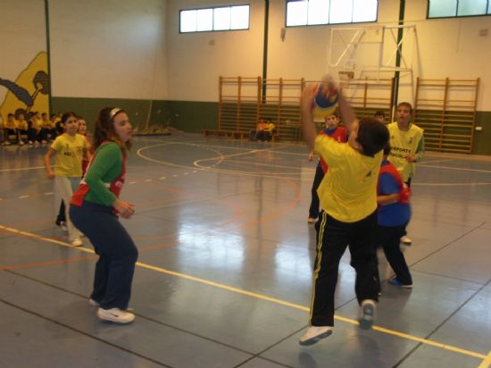 LA CONCEJALÍA DE DEPORTES ORGANIZA UNA JORNADA DE BALONCESTO ALEVÍN, ENMARCADA EN LOS JUEGOS ESCOLARES DEL PROGRAMA DE DEPORTE ESCOLAR, QUE CONTÓ CON LA PARTICIPACIÓN DE ESCOLARES DE PRIMARIA