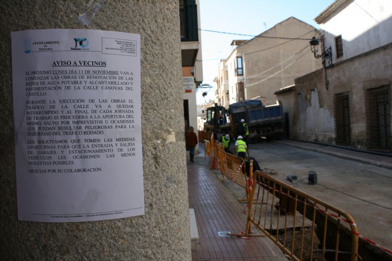 Vdeo. Las obras de saneamiento y pavimentacin de la calle Cnovas del Castillo, dentro del PARDOS del 2016, se prolongarn hasta finales de este ao