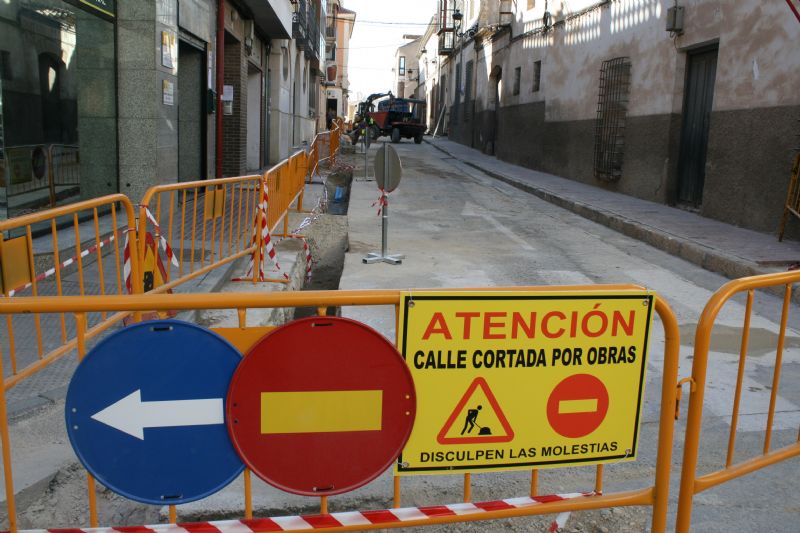 Vdeo. Las obras de saneamiento y pavimentacin de la calle Cnovas del Castillo, dentro del PARDOS del 2016, se prolongarn hasta finales de este ao