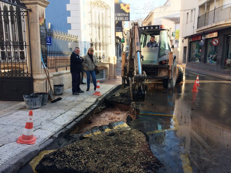 Se corta el suministro del Servicio Municipal de Agua Potable por una importante rotura en la tubera de la red general a la altura de la calle Puente, frente a la Casa Azul