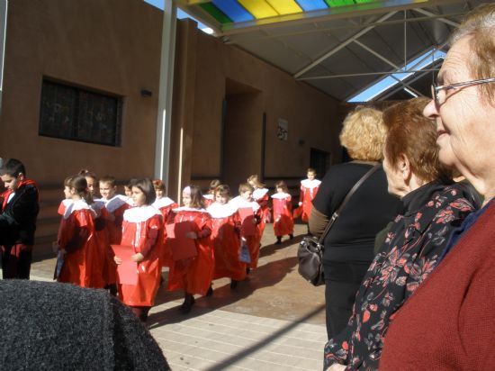 LOS USUARIOS DE LOS SERVICIOS DE ESTANCIAS DIURNAS DEL CENTRO MUNICIPAL DE PERSONAS MAYORES DE TOTANA SE VAN DE ROMERÍA CON LOS ALUMNOS DEL COLEGIO REINA SOFÍA DE LA LOCALIDAD