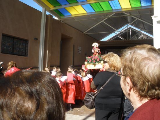 LOS USUARIOS DE LOS SERVICIOS DE ESTANCIAS DIURNAS DEL CENTRO MUNICIPAL DE PERSONAS MAYORES DE TOTANA SE VAN DE ROMERÍA CON LOS ALUMNOS DEL COLEGIO REINA SOFÍA DE LA LOCALIDAD