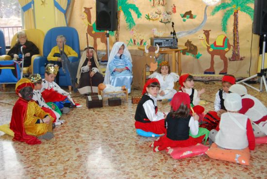 LOS USUARIOS DE LA RESIDENCIA "LA PURÍSIMA" RECIBEN LA NAVIDAD CON DULCES ARTESANOS Y UNA REPRESENTACIÓN TEATRAL ACOMPAÑADA DE VILLANCICOS CANTADOS POR LOS ALUMNOS DEL COLEGIO PÚBLICO "SAN JOSÉ"