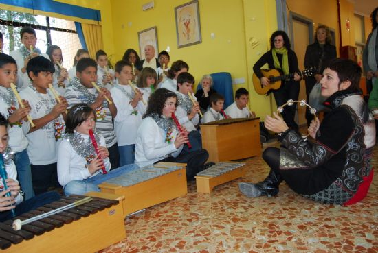 LOS USUARIOS DE LA RESIDENCIA "LA PURÍSIMA" RECIBEN LA NAVIDAD CON DULCES ARTESANOS Y UNA REPRESENTACIÓN TEATRAL ACOMPAÑADA DE VILLANCICOS CANTADOS POR LOS ALUMNOS DEL COLEGIO PÚBLICO "SAN JOSÉ"