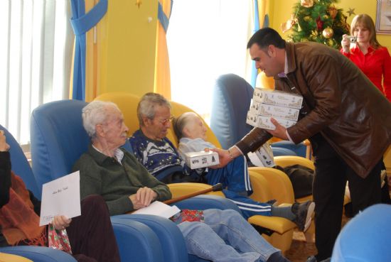 LOS USUARIOS DE LA RESIDENCIA "LA PURÍSIMA" RECIBEN LA NAVIDAD CON DULCES ARTESANOS Y UNA REPRESENTACIÓN TEATRAL ACOMPAÑADA DE VILLANCICOS CANTADOS POR LOS ALUMNOS DEL COLEGIO PÚBLICO "SAN JOSÉ"