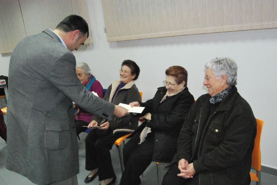 EL ALCALDE DE TOTANA Y EL CONCEJAL DE BIENESTAR SOCIAL FELICITAN LA NAVIDAD A LOS USUARIOS DEL CENTRO MUNICIPAL DE PERSONAS MAYORES DE EL PARETÓN-CANTAREROS