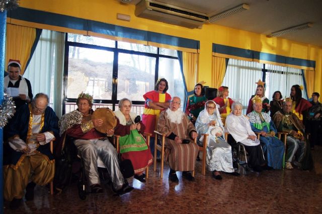 Autoridades municipales felicitan la Navidad a los usuarios de la Residencia La Pursima de Totana 