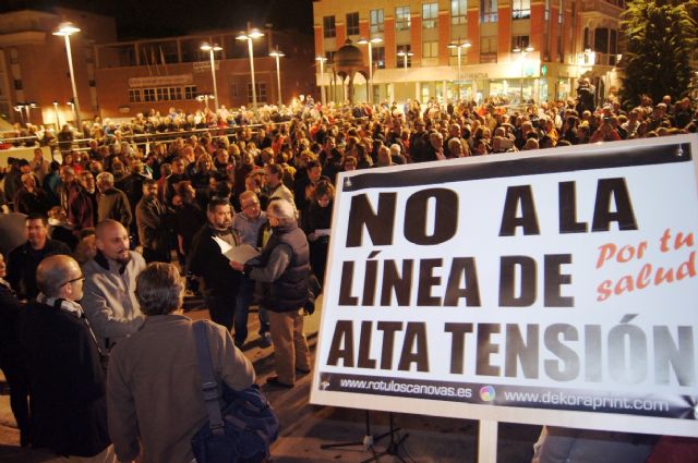Ms de 2.500 personas se congregan en la plaza de la Constitucin para decir no a la construccin de la lnea de alta tensin en los municipios de Totana y Aledo
