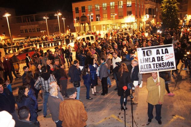 Ms de 2.500 personas se congregan en la plaza de la Constitucin para decir no a la construccin de la lnea de alta tensin en los municipios de Totana y Aledo