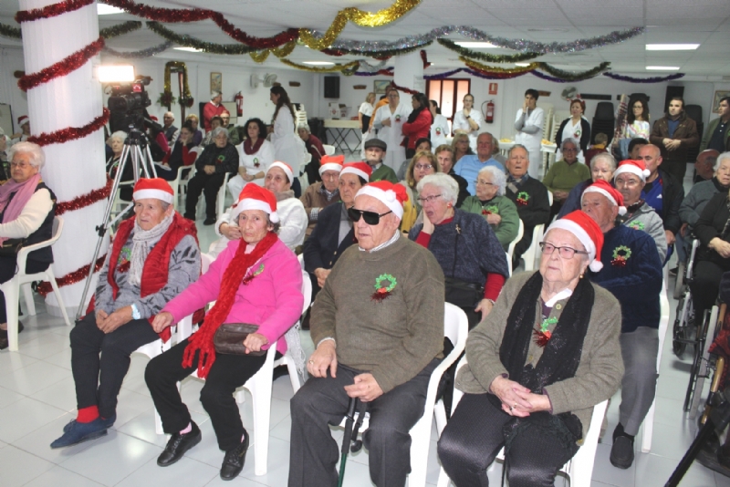 Usuarios y trabajadores del Centro de Da de Personas Mayores de la plaza Balsa Vieja celebran la Fiesta de la Navidad