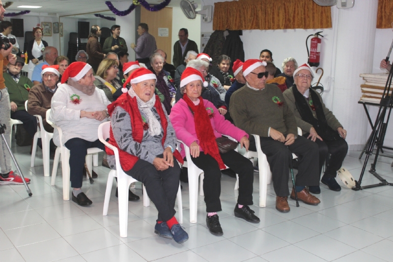 Usuarios y trabajadores del Centro de Da de Personas Mayores de la plaza Balsa Vieja celebran la Fiesta de la Navidad