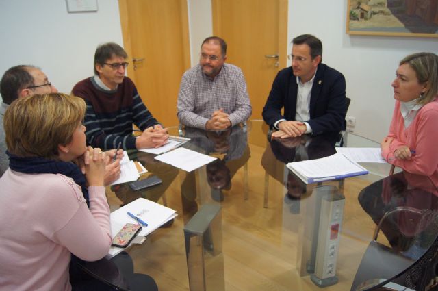 El Ayuntamiento de Alhama de Murcia se interesa por el funcionamiento del Centro Especial de Empleo para estudiar la posible puesta en marcha de una entidad similar en este municipio