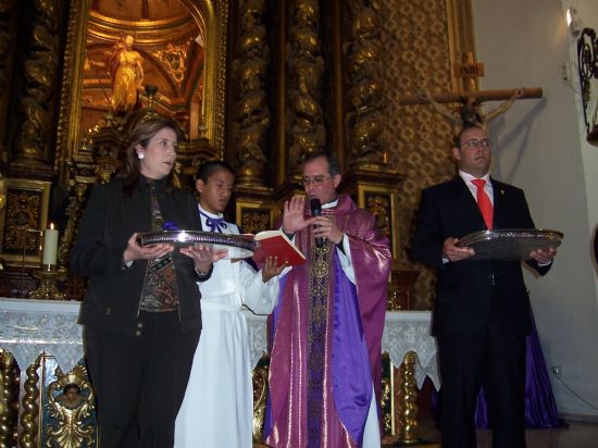 AUTORIDADES MUNICIPALES ASISTEN A LA IMPOSICIN DE ESCAPULARIOS A LOS TRECE NUEVOS COFRADES Y VEINTE DAMAS DE LAS COFRADAS DEL SANTSIMO CRISTO DE LA AGONA Y LA SANTSIMA VIRGEN DE LA ESPERANZA, EN LA PARROQUIA DE SANTIAGO