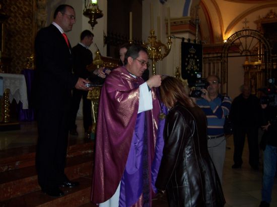 AUTORIDADES MUNICIPALES ASISTEN A LA IMPOSICIN DE ESCAPULARIOS A LOS TRECE NUEVOS COFRADES Y VEINTE DAMAS DE LAS COFRADAS DEL SANTSIMO CRISTO DE LA AGONA Y LA SANTSIMA VIRGEN DE LA ESPERANZA, EN LA PARROQUIA DE SANTIAGO