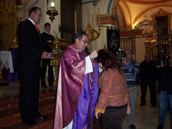 AUTORIDADES MUNICIPALES ASISTEN A LA IMPOSICIN DE ESCAPULARIOS A LOS TRECE NUEVOS COFRADES Y VEINTE DAMAS DE LAS COFRADAS DEL SANTSIMO CRISTO DE LA AGONA Y LA SANTSIMA VIRGEN DE LA ESPERANZA, EN LA PARROQUIA DE SANTIAGO