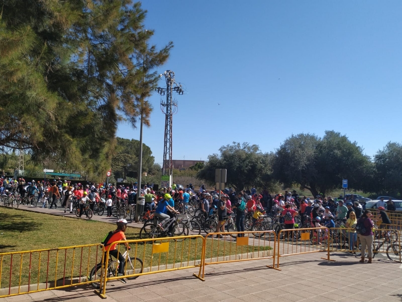 El Día de la Bicicleta reúne a unos 350 participantes que disfrutaron de una jornada familiar en la que se sortearon bonos para el Gimnasio Municipal "La Cárcel", 15 cascos y tres bicicletas