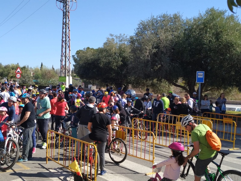 El Día de la Bicicleta reúne a unos 350 participantes que disfrutaron de una jornada familiar en la que se sortearon bonos para el Gimnasio Municipal "La Cárcel", 15 cascos y tres bicicletas